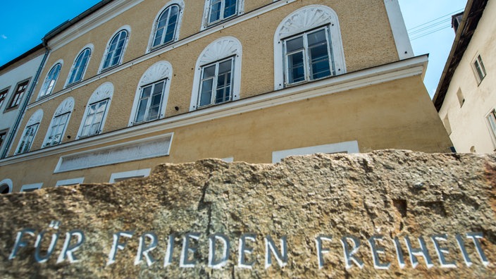 Ein Mahnmal vor Hitlers Geburtshaus in Branau am Inn mit dem Schriftzug "Für Frieden, Freiheit und Demokratie".