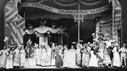 Schwarz-Weiß-Aufnahme der Aufführung des Broadway-Musicals "Carousel" im Jahr 1945.