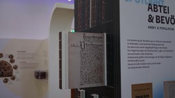 Ausgestellte Bücher in der neuen Dauerausstellung zur 1000-jährigen Geschichte der Abtei Brauweiler.