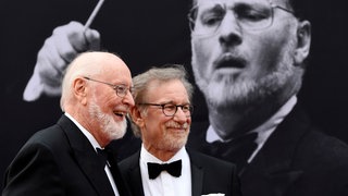 Komponist John Williams, links, posiert mit Regisseur Steven Spielberg bei dem 2016 AFI Life Achievement Award Gala Tribute.