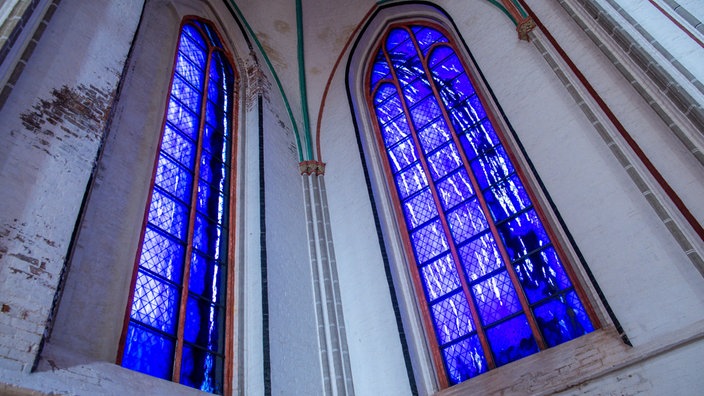 Die ersten beiden von Objektkünstler Uecker gestalteten großen farbigen Glasfenster sind im Schweriner Dom zu sehen. Unter dem Motto "Lichtbogen" gestaltete Uecker insgesamt vier jeweils zehn bis zwölf Meter hohe Fenster.