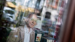 Köln: Antiquar Klaus Willbrand steht zwischen Büchern in seinem Antiquariat in Sülz.