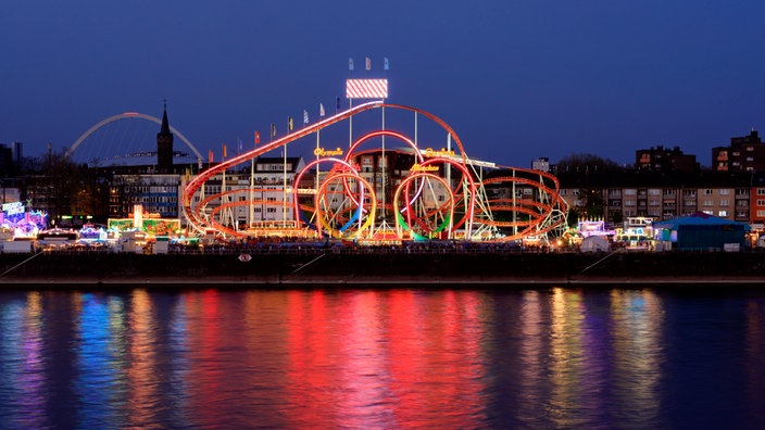 Osterkirmes am Rheinufer in Köln Deutz.