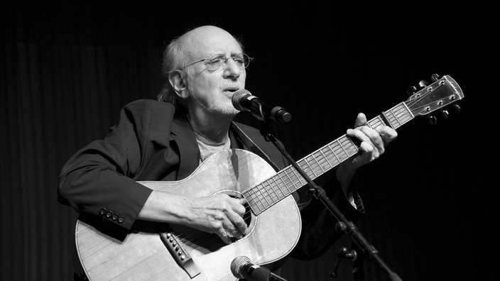 Schwarz-Weiß-Aufnahme des Singer-Songwriters Peter Yarrow während eines Auftritts im Jahr 2016.