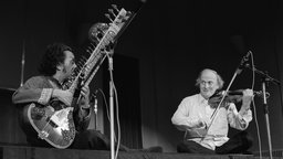 Der indische Sitarspieler Ravi Shankar (links) und der US-amerikanische Violinist Yehudi Menuhin geben ein Konzert.