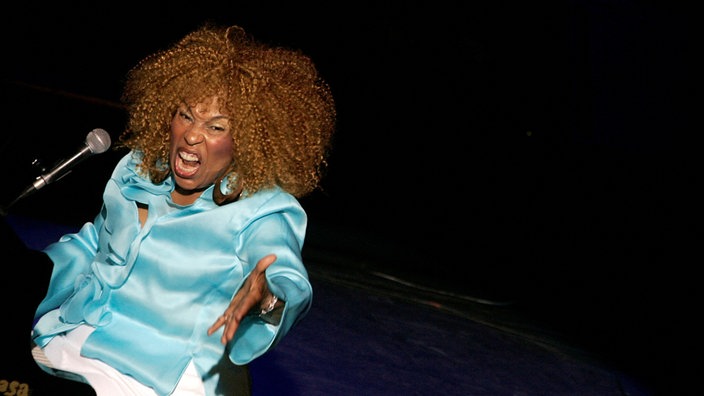 musician Roberta Flack performs during her concert in Calvia, in the Balearic island of Mallorca July 15, 2006.