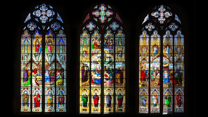 Bunte Kirchenfenster im Kölner Dom.