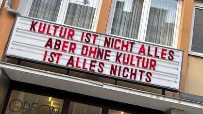 "Kultur ist nicht alles aber ohne Kultur ist alles nichts" steht über dem Eingang des Odeon Kinos in Köln.