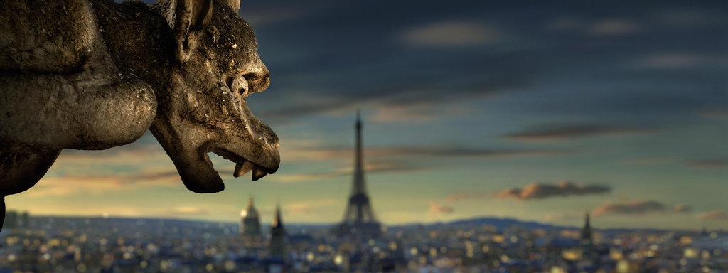 Ein Gargoyle von Notre Dame, im Hintergrund die Stadt Paris.