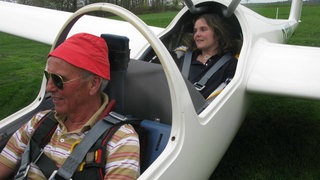 Maria-Cristina Hallwachs sitzt hinten in einem Zweier-Flugzeug.