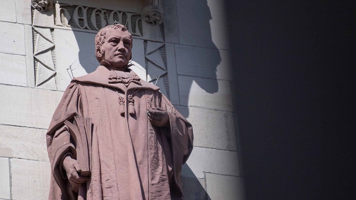 Eine Skulptur von dem Philosophen Georg Wilhelm Friedrich Hegel vor dem Rathaus in Stuttgart.