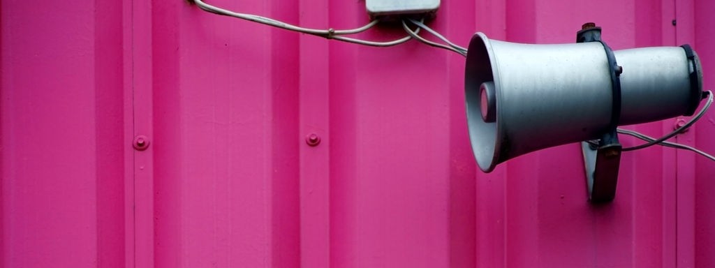 Lautsprecher an einer pinken Wand