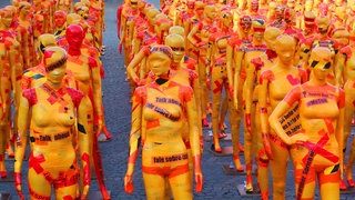 Kunstdemo zum Tag der Gewalt gegen Frauen, zu sehen sind mit "Me Too"-Schriftzügen beklebte Modepuppen.