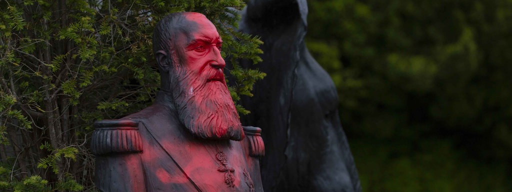 Besprayte Statue von Leopold dem Zweiten, eines Königs von Belgien, im Rahmen der Black Lives Matter-Demonstrationen in Belgien.