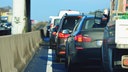 Stau auf einer Autobahn, Blick auf eine Reihe von stehenden Fahrzeugen von hinten.