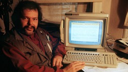 Computer-Aktivist Wau Holland 1984 vor einem PC.