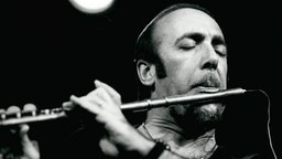 Der Jazzflötist Herbie Mann bei einem Konzert im Village Gate in New York, 1978