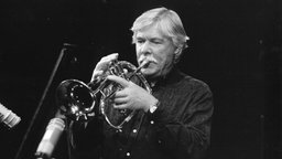 Der Jazztrompeter Manfred Schoof bei einem Konzert im Jahre 1997.