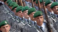 Bundeswehrsoldaten marschieren am 20. Juli 2019 zum feierlichen Gelöbnis in Berlin