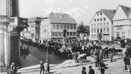 Viehmarkt auf dem Marktplatz in Soest, um 1900: Wer zu Markte ging, tat gut daran, sich mit den dortigen Gepflogenheiten und dem gängigen Jargon vertraut zu machen. Das galt für Händler wie für Bauern, für Juden wie für Nichtjuden. 