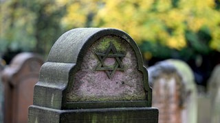 Grabsteine auf einem jüdischen Friedhof in Köln