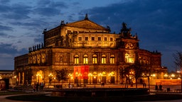 Blick auf die illuminierte Semperoper am Theaterplatz in Dresden.