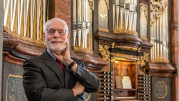 Der Organist Ton Koopman steht in der Kreuzkirche Suhl vor der Eilert - Koehler - Orgel.