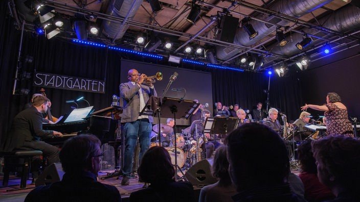 Sean Jones (Trompete) & Ayn Inserto (Leitung, Arrangement) im Kölner Stadtgarten