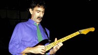 Frank Zappa spielt auf seiner E-Gitarre (1988)