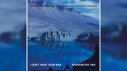 Das Album-Cover von "I don't want your war - Afghanistan 1969" zeigt eine Berglandschaft mit einem See in blauen Farben.