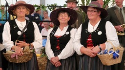 Symbolbild von 2015: Frauen vom Landfrauenverband Mecklenburg-Vorpommern in bäuerlicher Tracht mit Erntekörben.