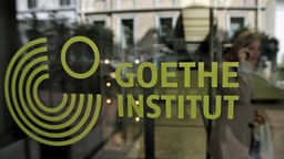 Das Logo des Goethe-Insituts auf einer Fensterscheibe.