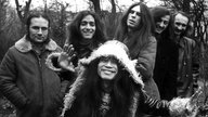 Band Can am 1.12.1971_ (L-r): Irmin Schmidt, Jaki Liebezeit, Michael Karoli, Ulli Gerlach, Holger Szukay und vorn Damo Suzuki. 