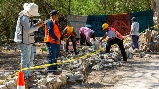 Das Beitragsbild des WDR3 Kulturfeature "Öffnungen. Mexico-Archäologie" zeigt Archäologen bei der Arbeit in Mexiko. 