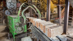 Ziegeleimuseum Lage - Blick in die alte Maschinenhalle der ehemaligen Ziegelei.Tonabschneider schneidet gleichförmige Rohlinge aus