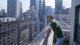 Franz Beckenbauer steht auf einem Balkon vor der Skyline in NewYork.