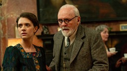 Anthony Hopkins (r) als Sigmund Freud und Liv Lisa Fries als Anna in einer Szene des Films "Freud - Jenseits des Glaubens".