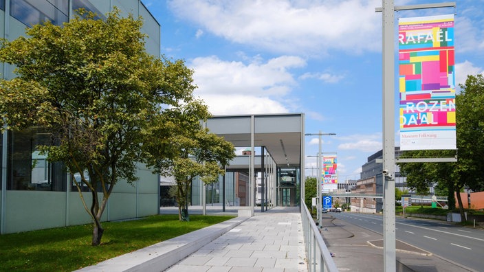 Grüne Bäume vor der Fassade des Museum Folkwang in Essen.