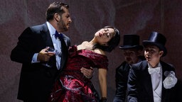 Andrea Carè (links) und Anna Sohn (rechts) in einer Szene von "La Traviata" an der Oper Dortmund.