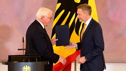 Frank-Walter Steinmeier und Christian Lindner bei der Übergabe der Entlassungsurkunden gemäß Artikel 64 Abs. 1 Satz 1 des Grundgesetzes auf Vorschlag des Bundeskanzlers an den Bundesminister der Finanzen Christian Lindne