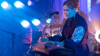 Evguenia Tomitova von der Folk-Band Shono spielt die mongolische Zither Yagata.