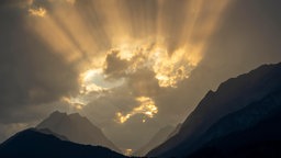 Abendhimmel, Sonnenlicht durch Wolken brechend