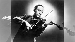 Der Violinist Jascha Heifetz spielt auf seiner Geige (Schwarz-Weiß Foto)