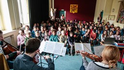 Musikerinnen und Musiker des WDR Sinfonieorchesters besuchen Grundschulen in NRW und begeistern Kinder für die Musik von Wolfgang Amadeus Mozart (2017).