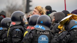 Straßenblockade vor Beginn des AfD Parteitags in der WT Energiesysteme Arena am Wochenende vom 10.-11. Januar.