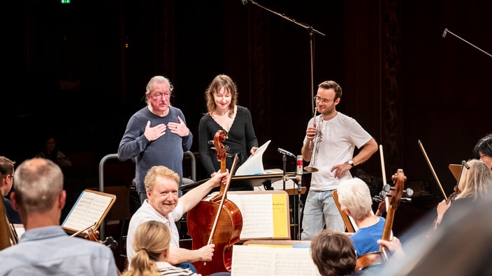 Lisa Streich, Simon Höfele und Sylvain Cambreling bei der Probe