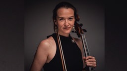 Ein Porträt der Cellistin Hannah Freienstein.