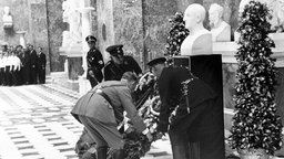 Das Motiv aus der nationalsozialistischen Propaganda zeigt Adolf Hitler (l) bei der feierlichen Kranzniederlegung an der Anton-Bruckner-Büste in der Walhalla in Donaustauf am 6. Juni 1937.