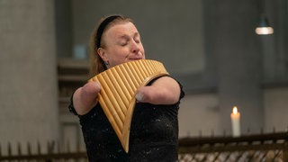 Die Panflötistin Hannah Schlubeck bei einem Konzert im Altenberger Dom 2023.