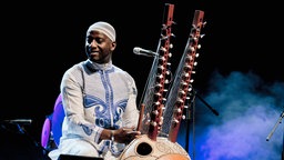 Der Kora-Spieler Seckou Keita spielt das Saiteninstrument während seines Auftritts.